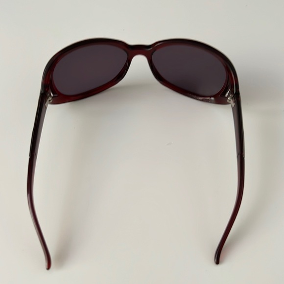 Valentino women oversized sunglasses burgundy in colour. But listed as brown - Picture 3 of 4